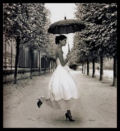 bride-with-umbrella-black-and-white
