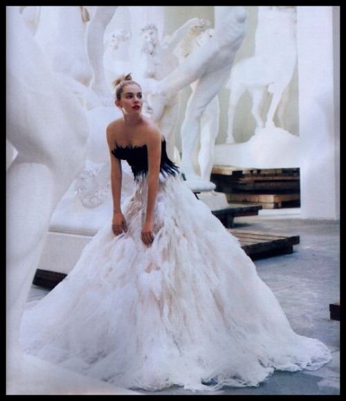 marchesa-vogue-sept-2007-with-sienna-miller