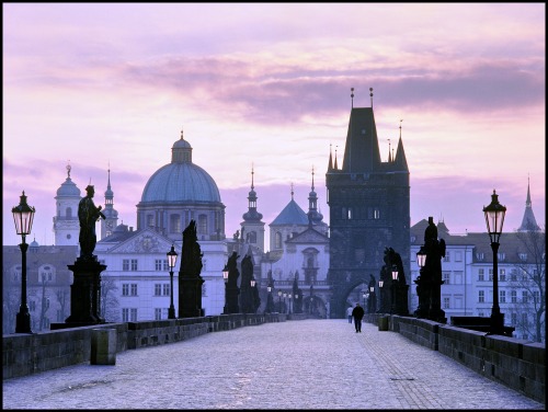 charles-bridge-prague-dusk