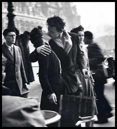 robert-doisneau-kiss-by-the-hotel-de-ville-1950