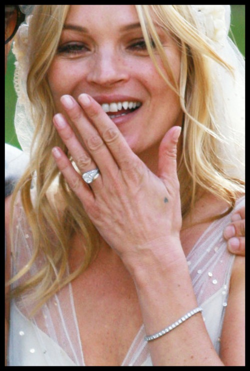 kate-moss-jamie-hince-wedding-ring-detailed