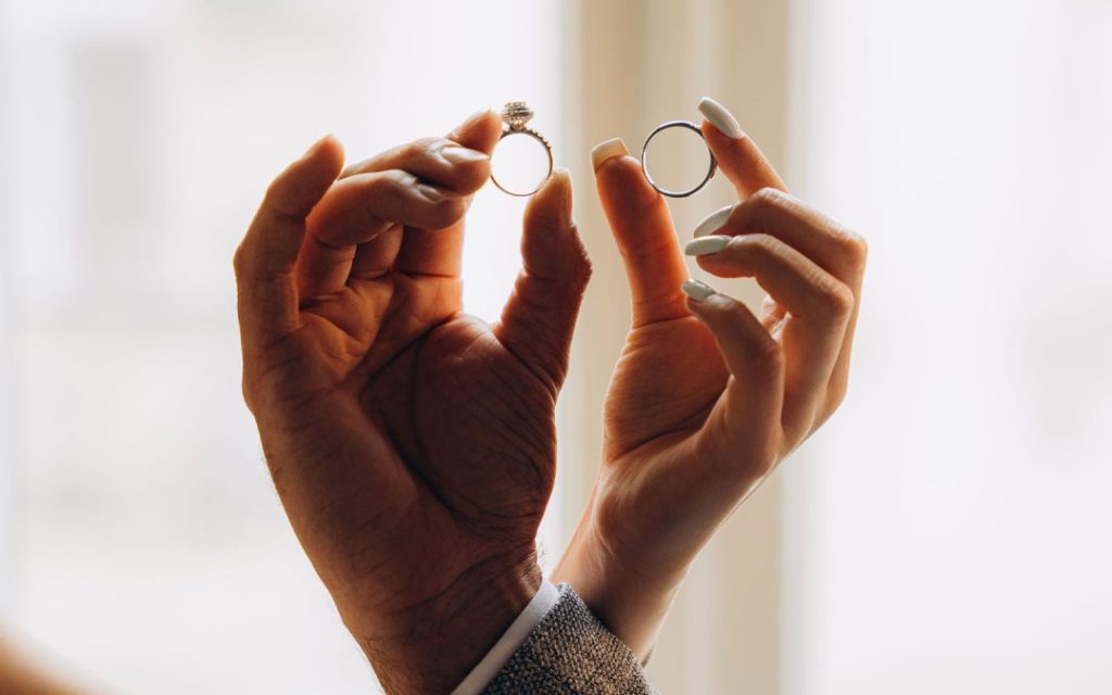 couple-holding-rings
